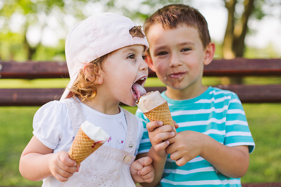 Niños compartiendo helado