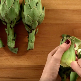 Cómo pelar, cortar y preparar una alcachofa
