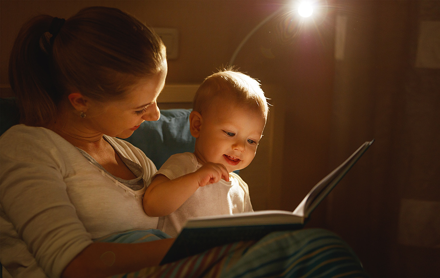 Madre e hijo leyendo