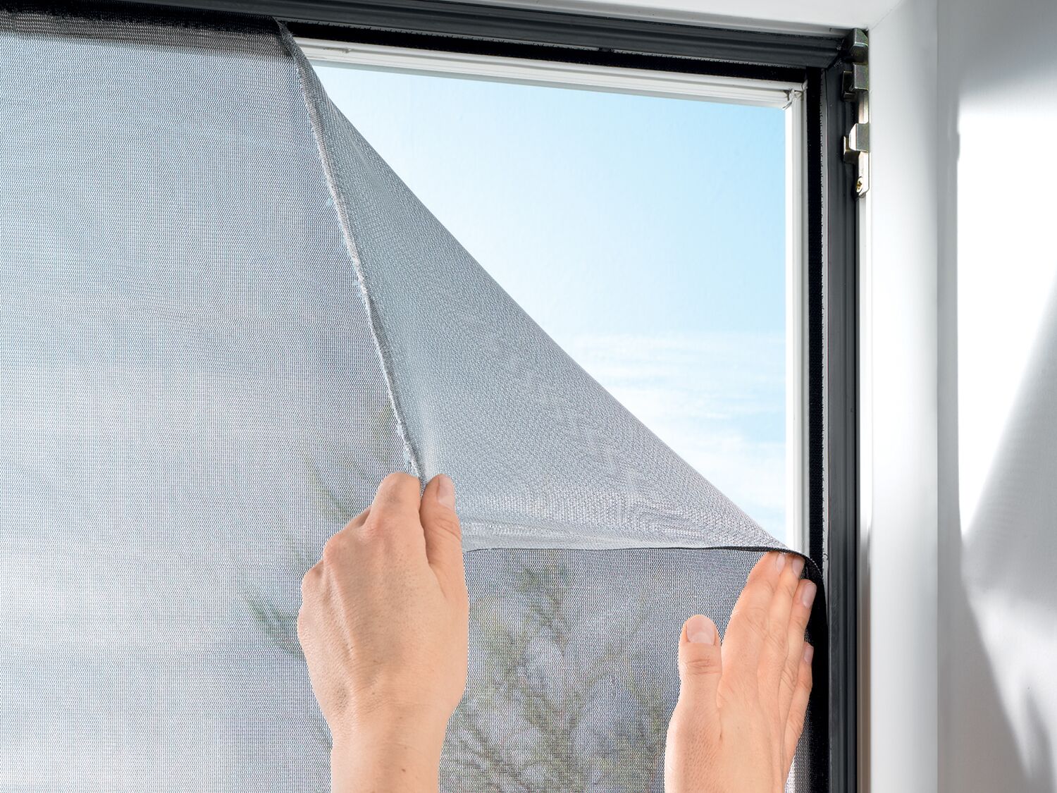 Mosquitera con protección solar para ventanas convencionales