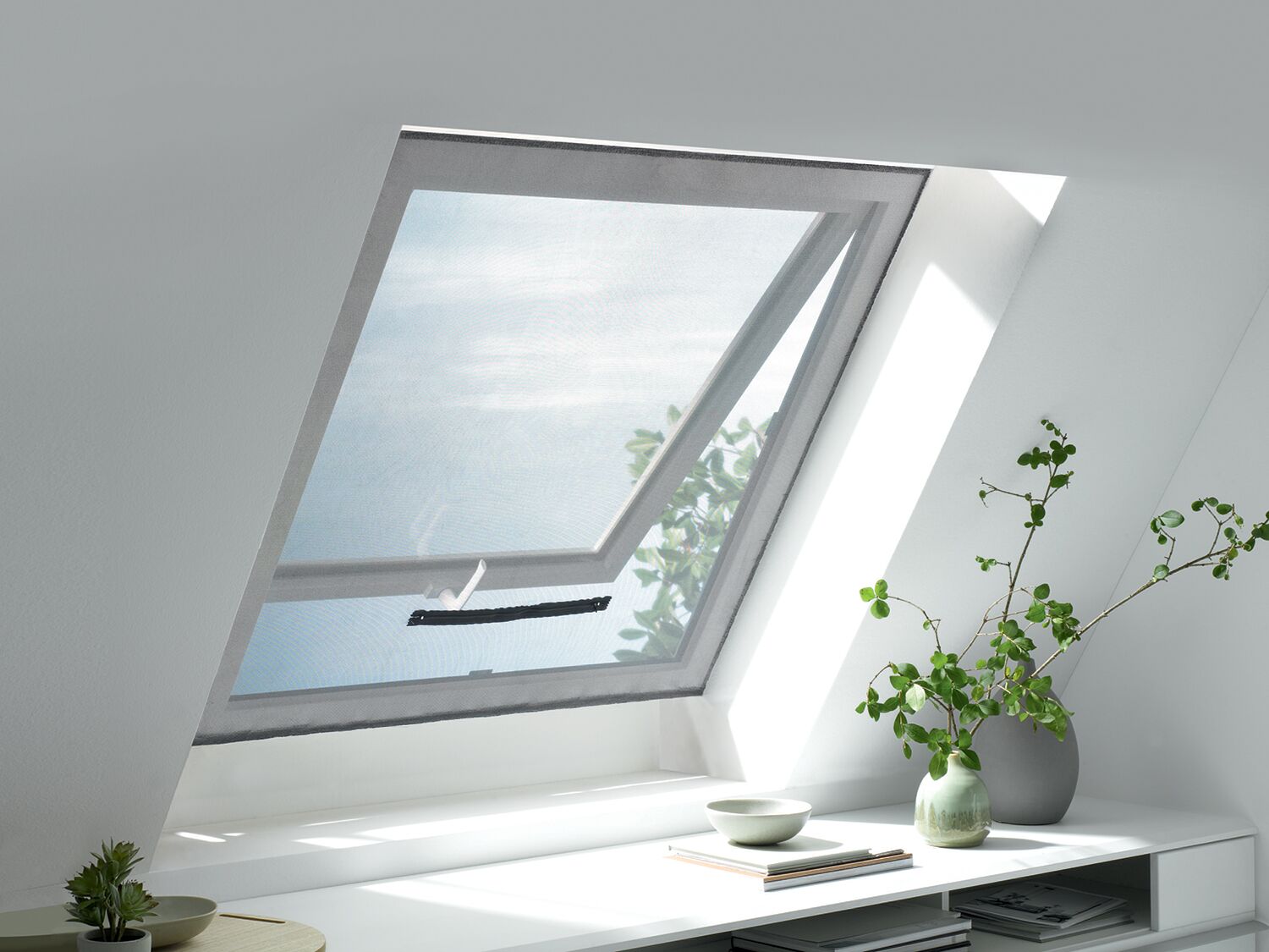 Mosquitera con protección solar para ventanas abatibles