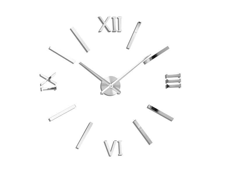 Reloj de pared con números romanos