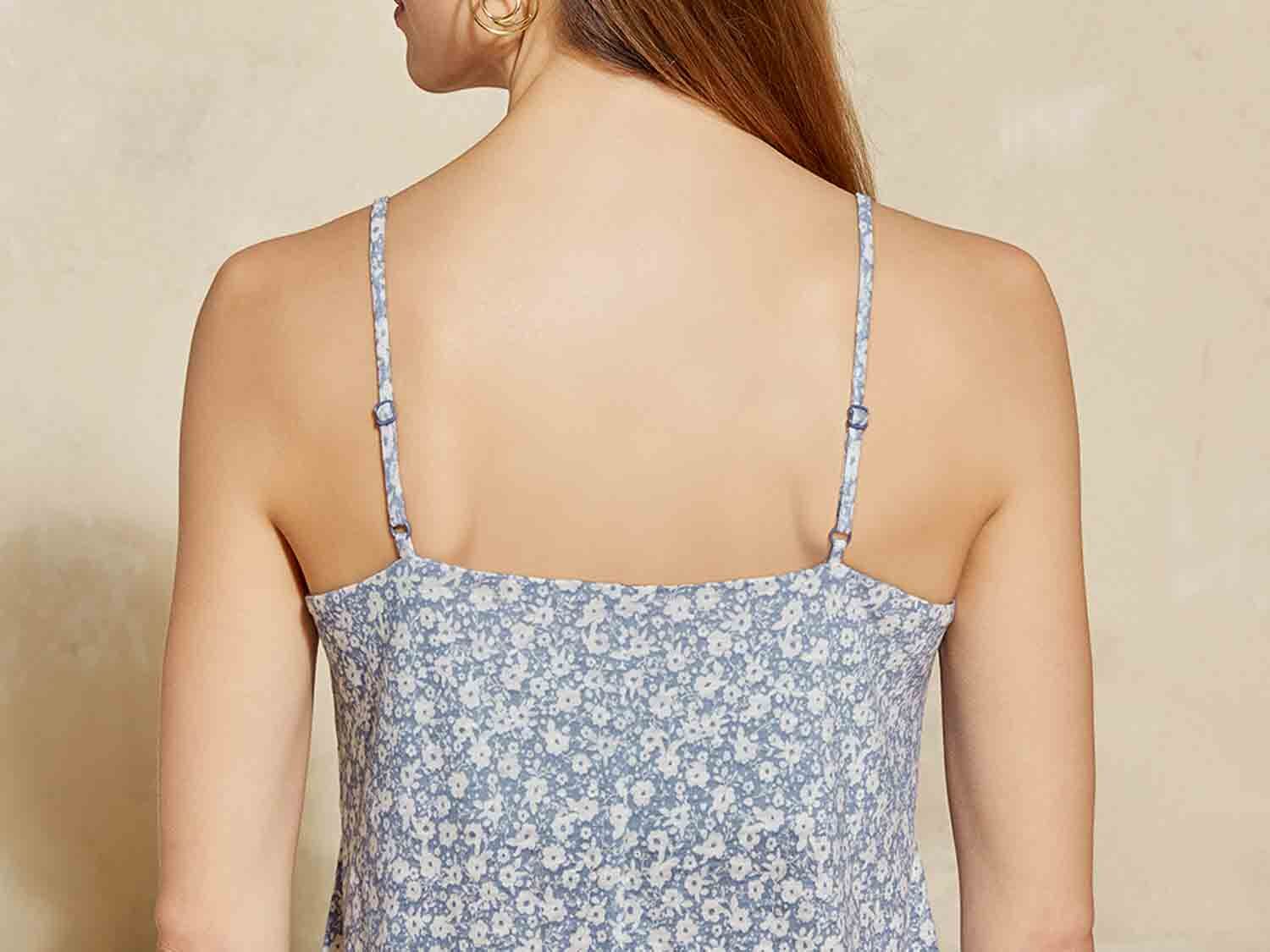 Camiseta de lino con cuello de pico y botones decorativos para mujer