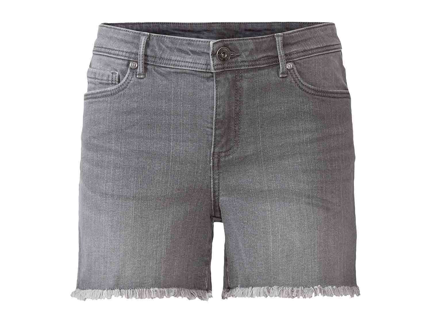 Pantalón vaquero corto con bajos deshilachados para mujer