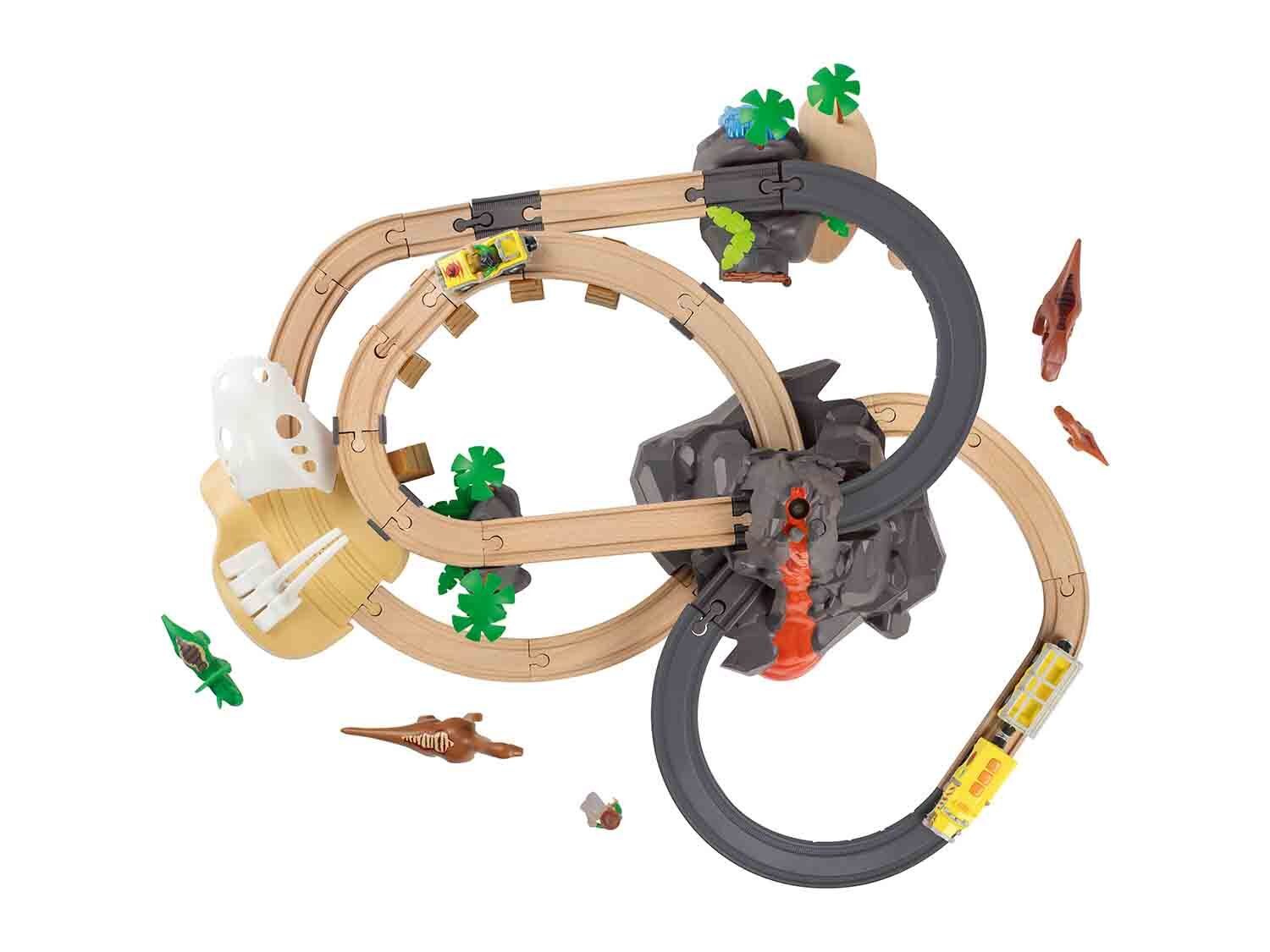 Juego de trenes con vías de madera