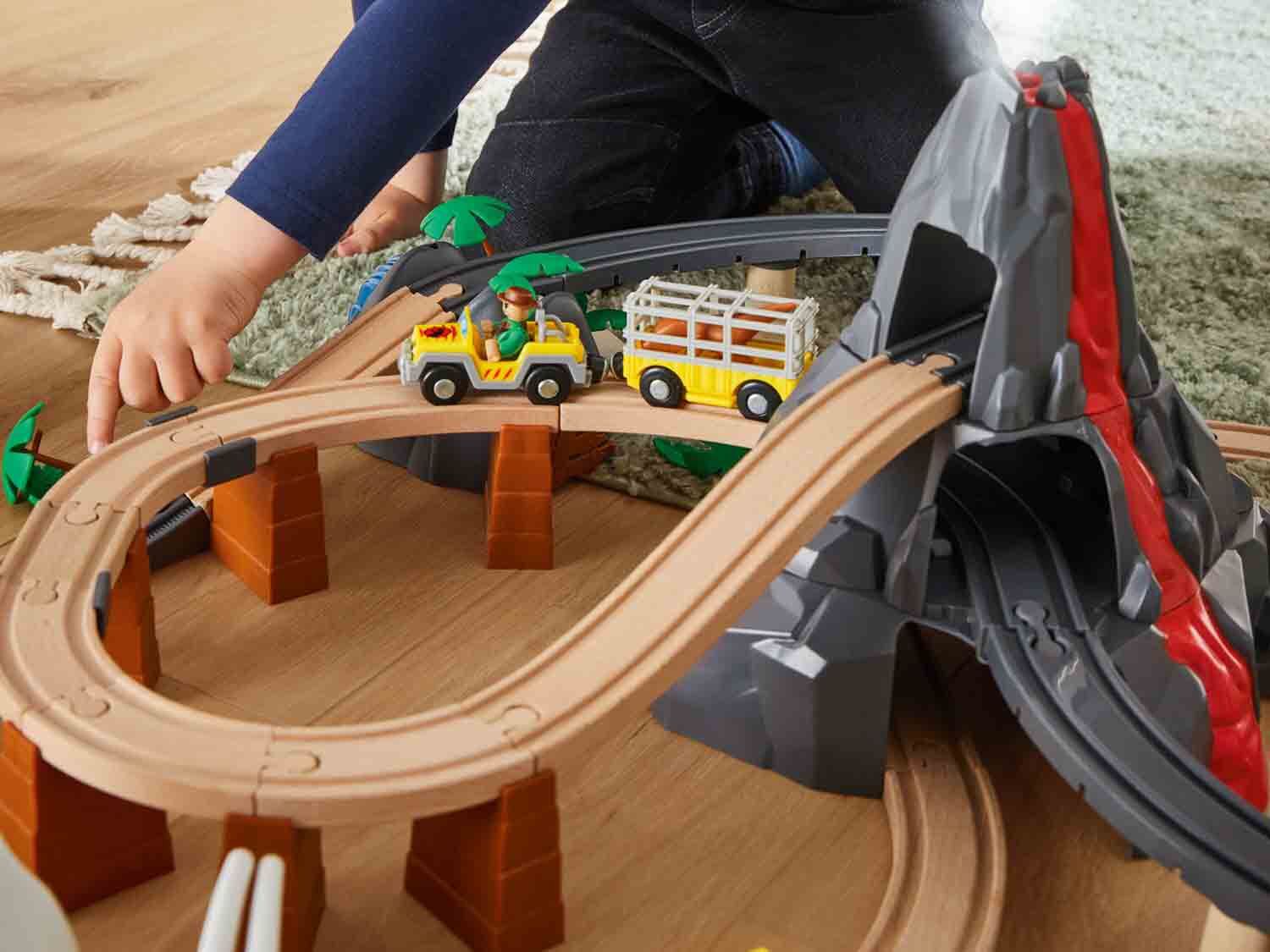 Juego de trenes con vías de madera