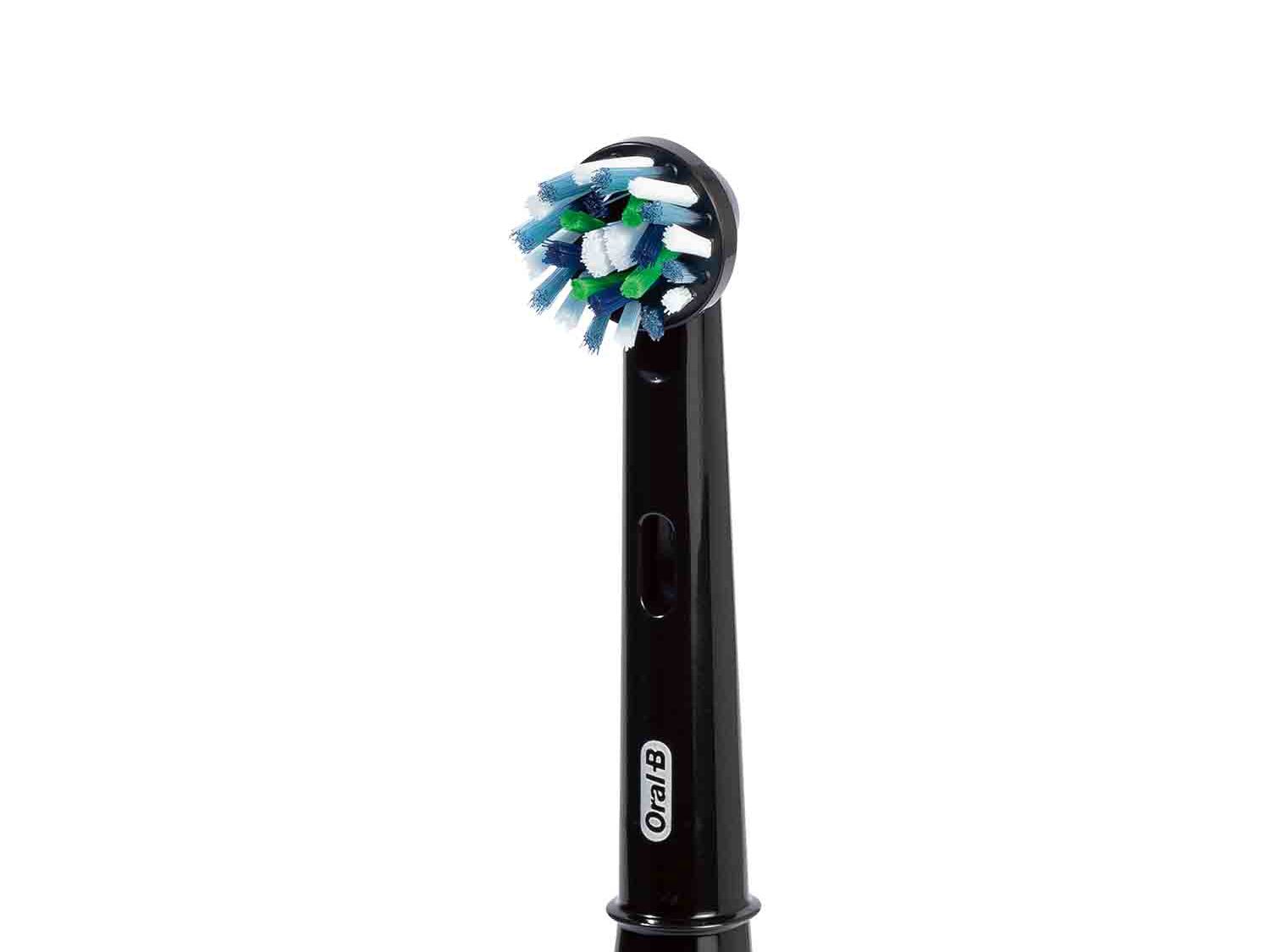 Oral-B PRO 1 750 Cepillo de dientes eléctrico negro con estuche de viaje