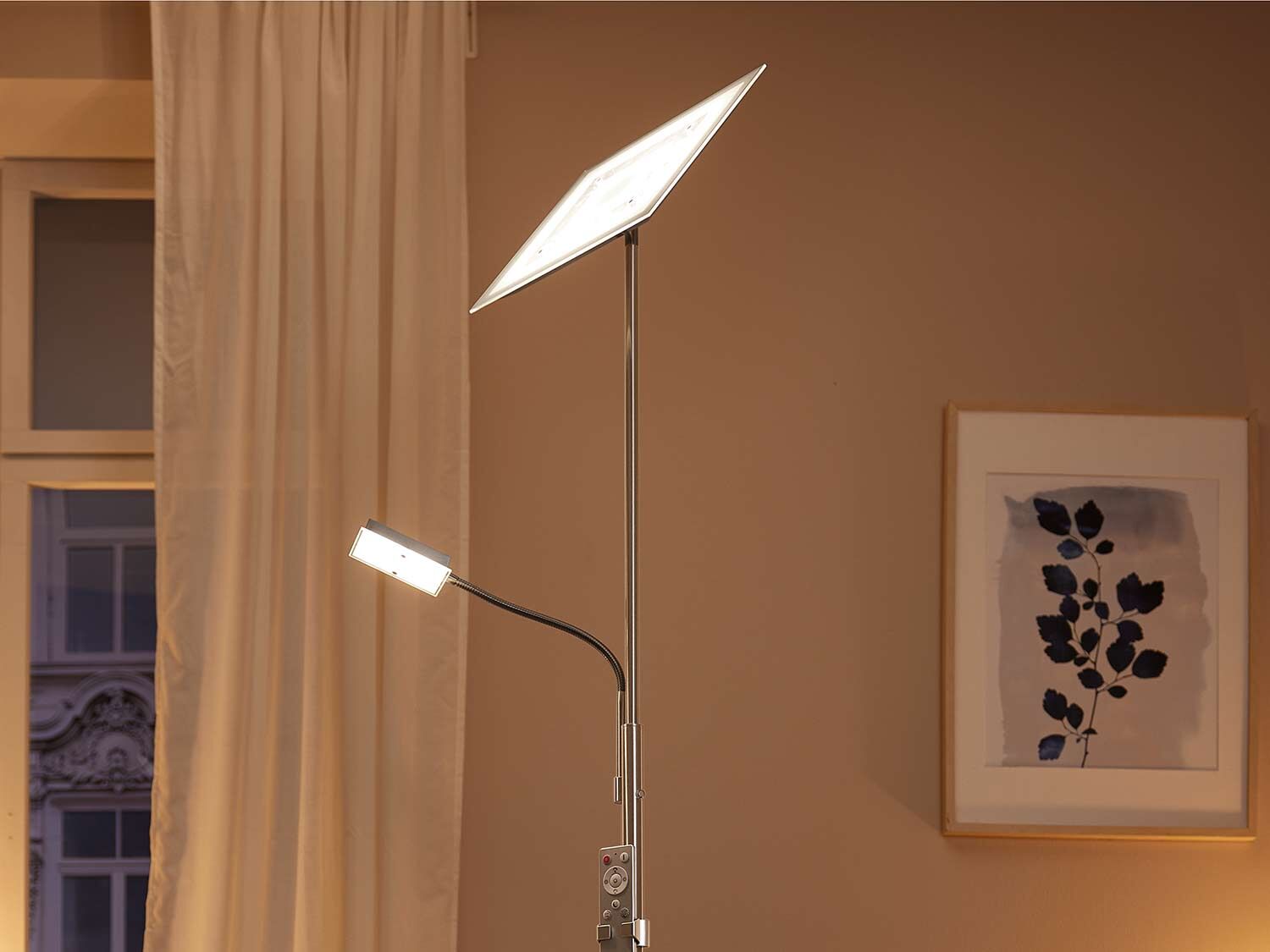 Lámpara LED de pie con regulación de color