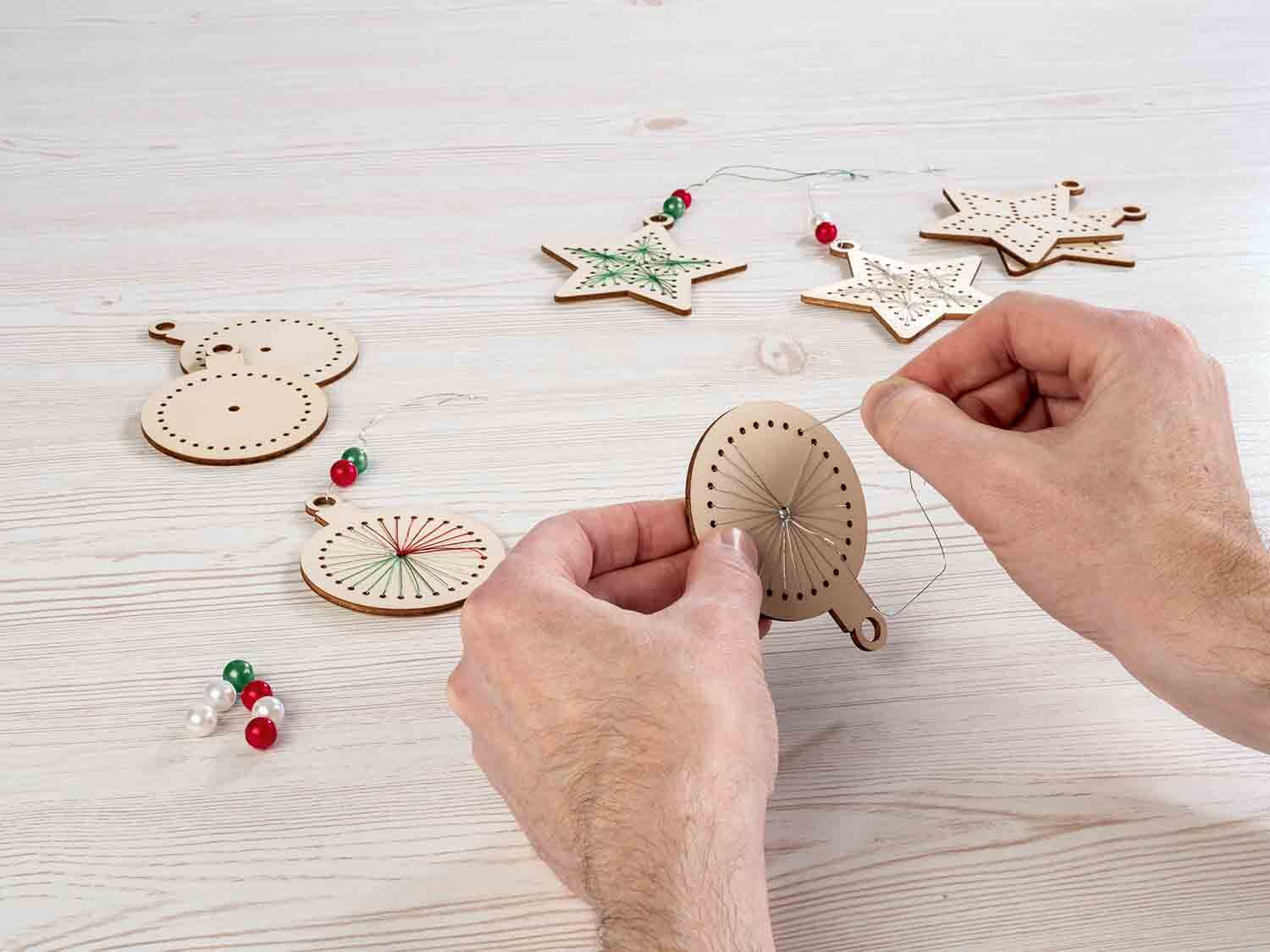 Set de manualidades navideñas de 35 piezas madera e hilo